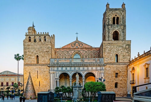 _Die_Kathedrale_zeigt_in_besonders_eindrucksvoller_Weise_den_normannisch-arabisch-byzantinischen_Baustil__02.jpg